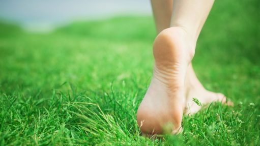 Know The Benefits Of Walking Barefoot On Grass